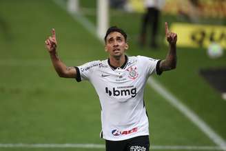 Gustavo Mosquito deixou o Corinthians após atrasos salariais e acertou com o Vitória.