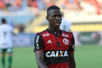 Vini Jr. com a camisa do Flamengo