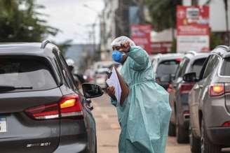 Fila de espera para testagem em posto drive-thru, em Brasília