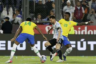 Vinícius Júnior tenta tirar a bola de Messi em jogo entre Brasil e Argentina