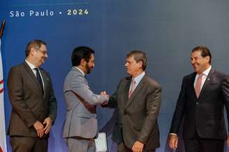 Nunes cumprimenta Tarcísio de Freitas durante diplomação, nesta quinta-feira, 19, na Memorial da América Latina /