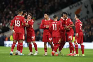 Jogadores do Liverpool comemorando. 