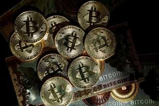 Moedas com logotipo do bitcoin
REUTERS/Benoit Tessier