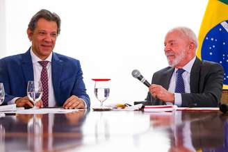 Haddad e Lula durante evento do governo