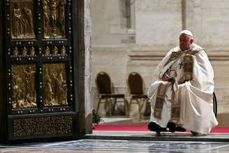 O papa Francisco abriu, na véspera de Natal, a porta santa da Basílica de São Pedro, no Vaticano