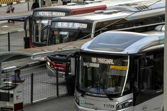 Movimentação de ônibus e passageiros no Terminal Bandeira no centro de São Paulo.