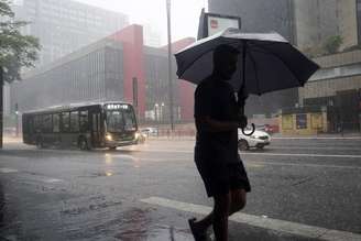 Pedestres enfrentam chuva forte na Avenida Paulista, na região centro-sul da cidade de São Paulo (SP), na tarde desta quarta-feira, 25 de dezembro de 2024.