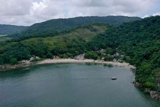 Praia do Góes tem opções de quiosque, bar, restaurante e hospedagem