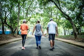 Uma caminhada diária traz muitos benefícios à saúde