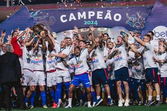 Elenco do Fortaleza comemora o tricampeonato da Copa do Nordeste. 