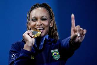 A ginasta brasileira Rebeca Andrade conquista a medalha de ouro na final do solosport club internacional sub 20Paris 2024