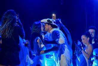 Na virada do ano, Rafa Kalimann e Nattan trocam beijo em palco no Recife