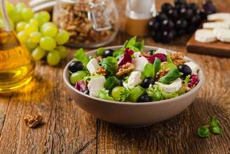 Salada de alface com uva e queijo