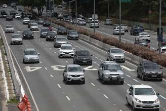 Movimentação de veículos na Avenida 23 de Maio, zona sul da capital paulista, próximo ao Ibirapuera neste domingo, 12. Suspenso desde o dia 23 de dezembro do ano passado, o Rodízio Municipal de Veículos voltará efetivamente em São Paulo nesta segunda-feira, 13.