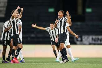 Jogadores do Botafogo comemorando o gol de Kayke. 