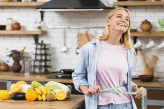 Mulher sorridente feliz com a dieta.