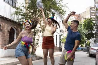 Amigos curtindo o carnaval de rua.