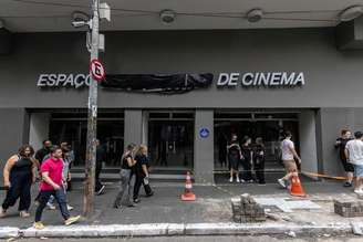 Fachada do Espaço Augusta de Cinema, na Rua Augusta, região central de São Paulo. Nome da Petrobras é coberto com lona preta.