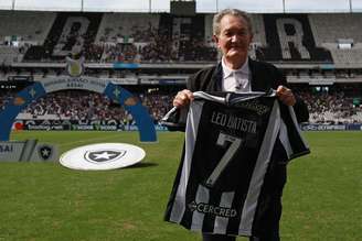 Léo Batista antes de uma partida do Botafogo em 2019. 