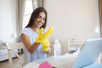 Mulher se preparando para fazer a faxina em casa