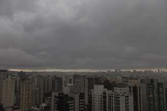 Chuva que atingiu São Paulo na última sexta-feira foi uma das mais volumosas dos últimos 64 anos (foto). Em Guarulhos, um motociclista morreu depois de ser arrastado por uma enxurrada provocada pelos temporais que caíram no sábado na cidade.