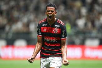 Carlinhos decide na vitória do Flamengo -