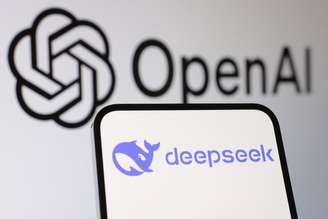 Ilustração mostra os logotipos do Deepseek e OpenAI