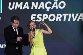 Yane Marques discursa em evento do COB