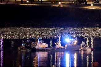 Equipes de mergulhadores do Corpo de Bombeiros enfrentam dificuldades nas buscas por vítimas em local da queda de avião, após colisão com helicóptero em Washington, nos EUA, nesta quinta-feira, 30.