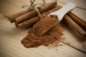 Soprar canela no primeiro dia do mês é simpatia para prosperidade