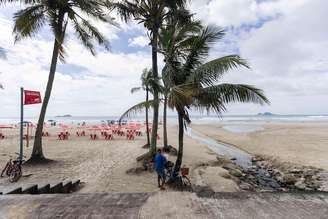 Praia da Enseada tem trechos impróprios para banho, segundo a Cetesb