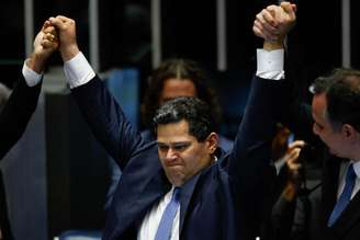 O senador Davi Alcolumbre (União-AP) comemora após vencer a eleição para presidente do Senado com 73 votos.