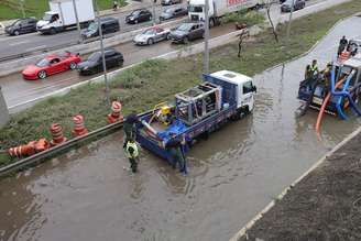 Temporal deixou Marginal Tietê alagada na manhã deste sábado
