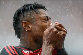 Bruno Henrique beija o escudo do Flamengo