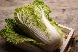 A acelga chinesa é uma fonte natural de fibras, vitaminas e antioxidantes, contribuindo para o bem-estar geral