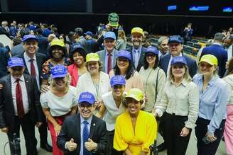 Políticos da base governista posam como boné idealizado por Sidônio no plenário da Câmara