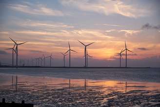 Imagem mostra geradores de energia eólica