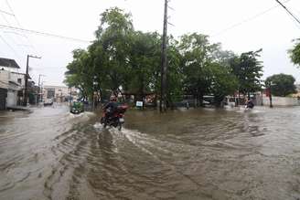 Vista de avenida alagada na Zona Oeste de Recife (PE) por conta das fortes chuvas nesta quarta-feira (5)