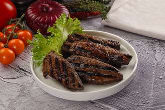 O bife de fígado é rico em nutrientes essenciais para a saúde