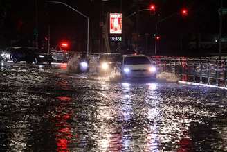 Aceso ao Viaduto Antártica, no bairro de Perdizes, em via alagada por forte chuva que atingiu a cidade.