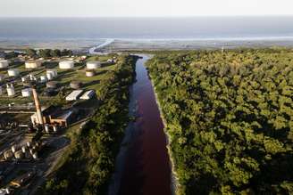 Rio fica ‘cor de sangue’ na Espanha e assusta moradores; entenda