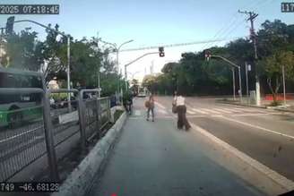 Câmera de segurança de ônibus flagrou momento em que passageiros desceram ao notarem queda de avião em SP