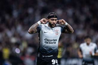 Memphis Depay, do Corinthians, comemora seu gol marcado sobre o São Bernardo durante partida válida pela 8ª rodada do Campeonato Paulista