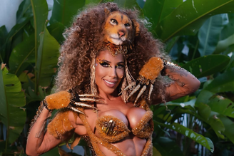 Tati Minerato usa look com garras de ouro e 10 mil cristas para ensaio da Estácio de Sá no Rio de Janeiro.