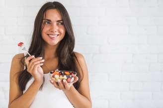 Mulher comendo salada de frutas