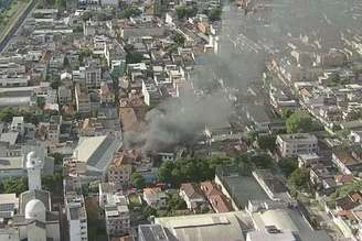 Um incêndio destruiu uma confecção em Ramos, na Zona Norte do Rio de Janeiro, nesta quarta-feira, 12