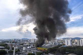 Incêndio começou por volta das 17h e teve as chamas contidas duas horas depois.