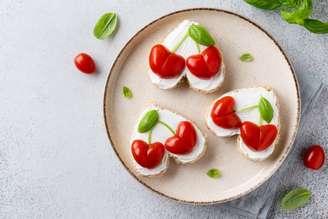 Torrada com tomate-cereja e cream cheese