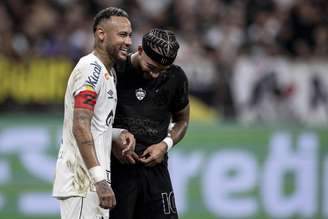 Neymar ao lado de Memphis durante clássico
