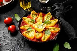 Conchiglione recheado com ricota e espinafre